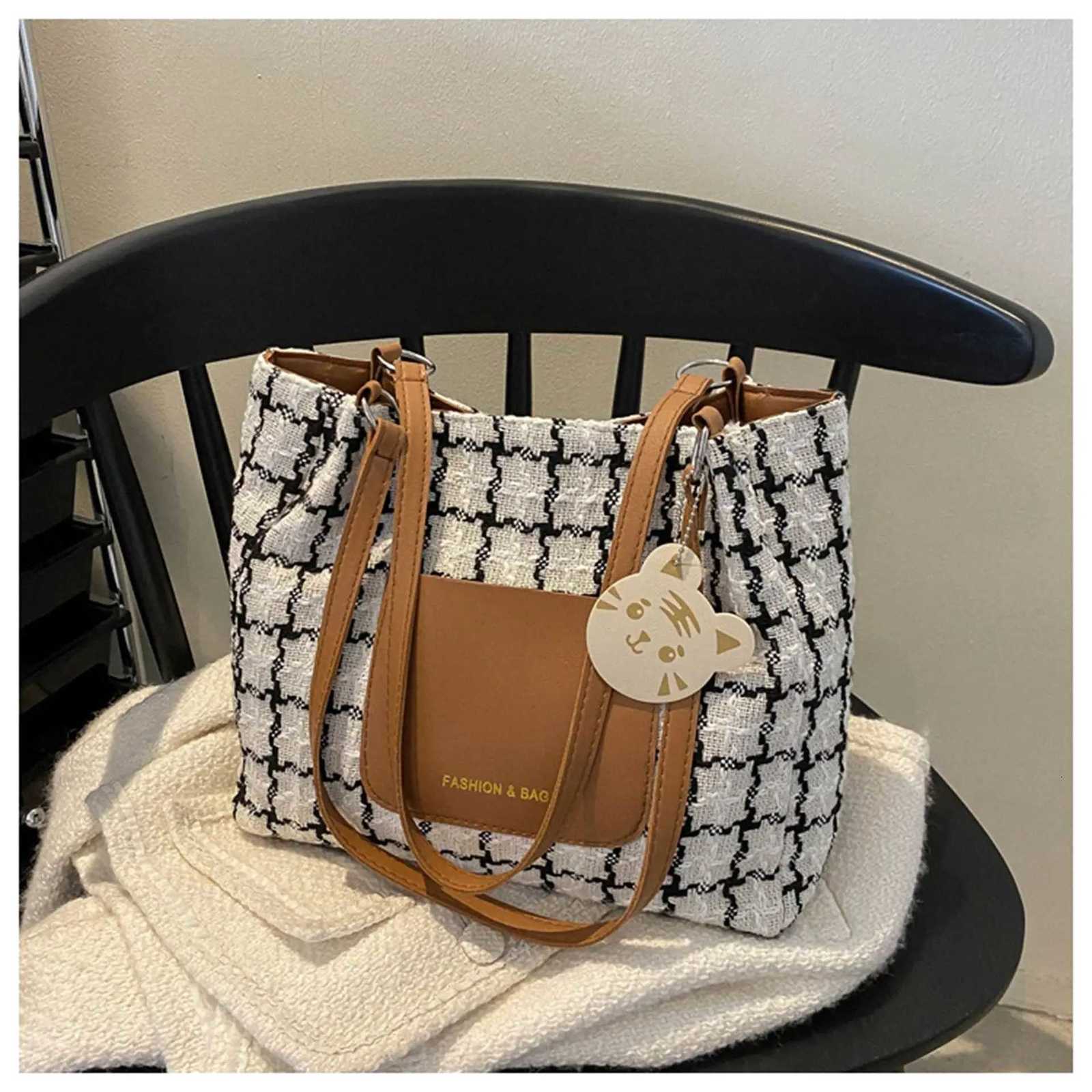2025 New Style Womens Fashion Trendy Plaid Shoulder Bag Large Capacity Casual School Commuting Tote BagXJ250918