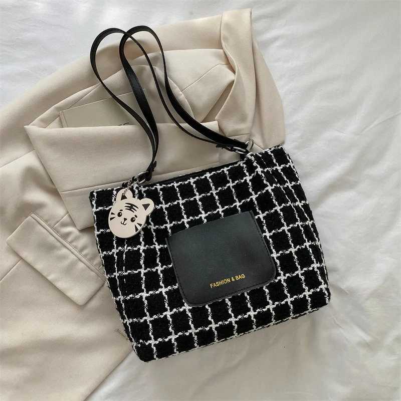 2025 New Style Womens Fashion Trendy Plaid Shoulder Bag Large Capacity Casual School Commuting Tote BagXJ250918