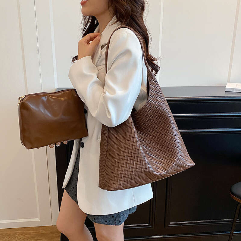 High-End Large Capacity Shoulder for Women 2025 New Trendy Woven Embossed Commuter Tote Popular Mother-Daughter Bag