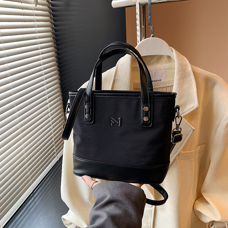 2025 Autumn Fashion and Leisure Large Capacity Handbag, College Student Crossbody Bag, Daily Commuter, Advanced Multi functional Women's Handbag