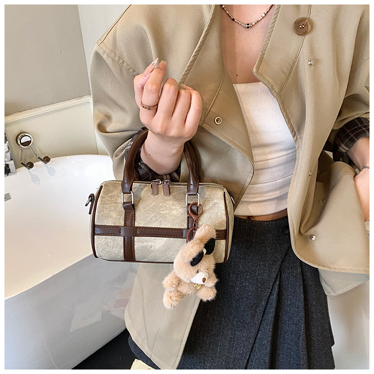 Small Niche Pillow Bag New Commuting Women s Shoulder Bag design Fashionable Trend Women s Crossbody Bag Autumn New Designer Bag Versatile Commuting B
