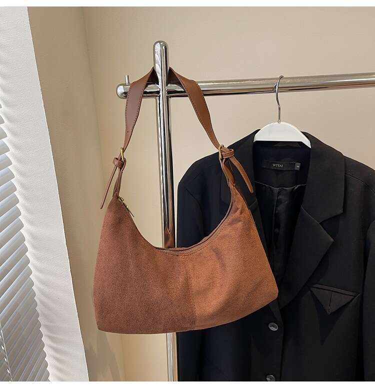 Designer Winter Bags Large Capacity Matte Underarm for Women 2025 New Fashion Casual Commuting Crossbody Bag