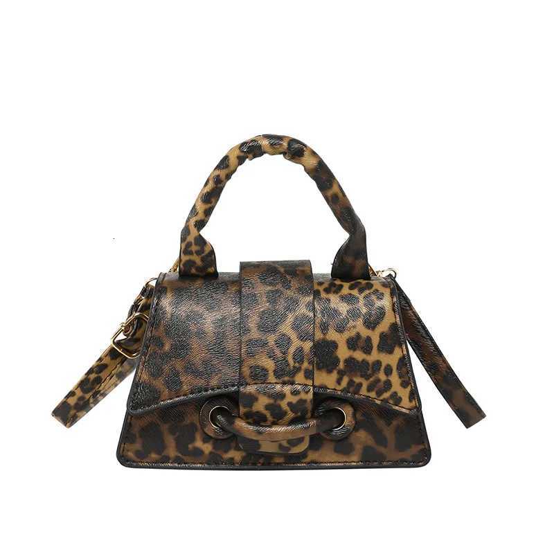 A highend leopard print handbag for women in 2025 a trendy versatile and fashionable singleshoulder crossbody bagXJ250918