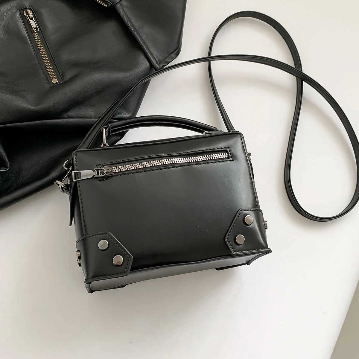 Niche design punk motorcycle style skull handbag Halloween dark cool allmatch solid color crossbody bagXJ250918