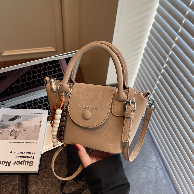 Fashion casual handbag autumn 2025 new style student classic crossbody bag simple daily commuting advanced multifunctional versatile handbag