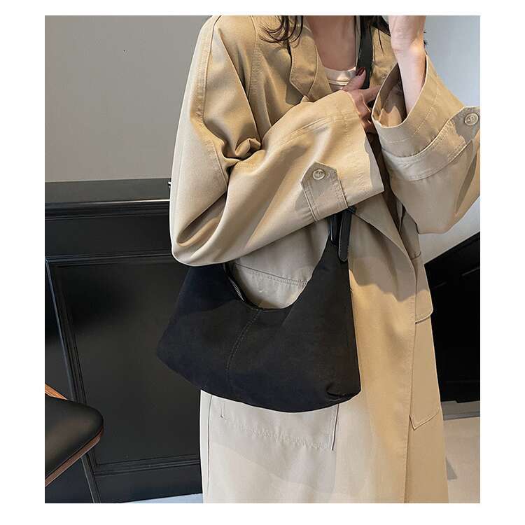 Designer Winter Bags Large Capacity Matte Underarm for Women 2025 New Fashion Casual Commuting Crossbody Bag