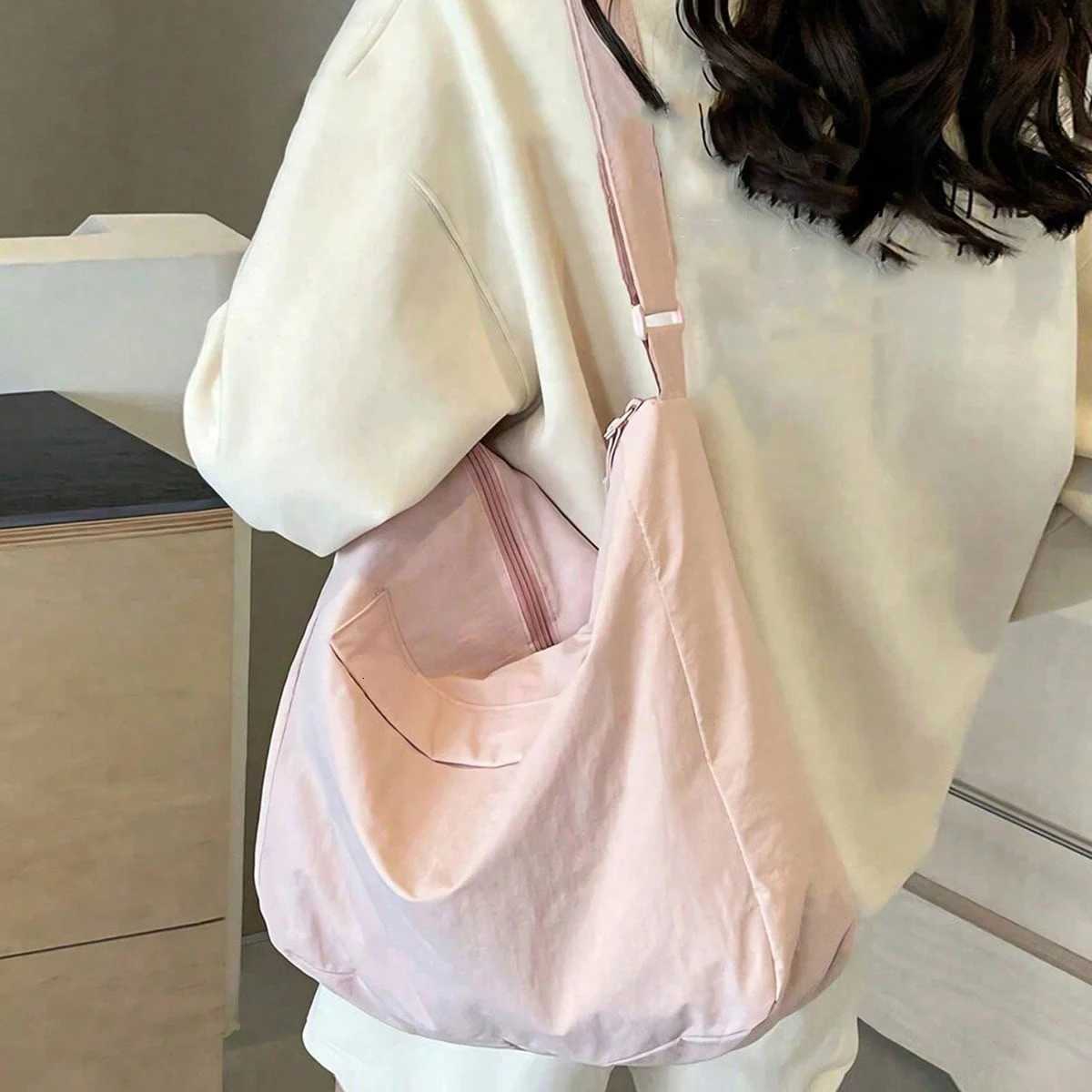 Simple nylon large capacity fashionable solid color messenger bag casual niche design versatile shoulder bagXJ250918