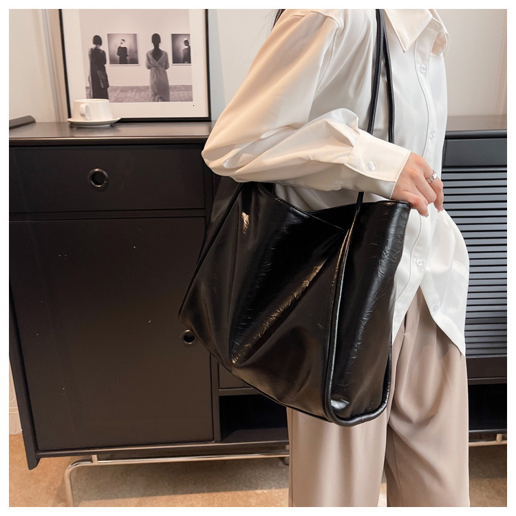 Large Capacity Women s Shoulder Bag With Rock Texture Fashionable Commuting Bag design Women s Shoulder Bag Autumn New Designer Bag Underarm Tote Bag