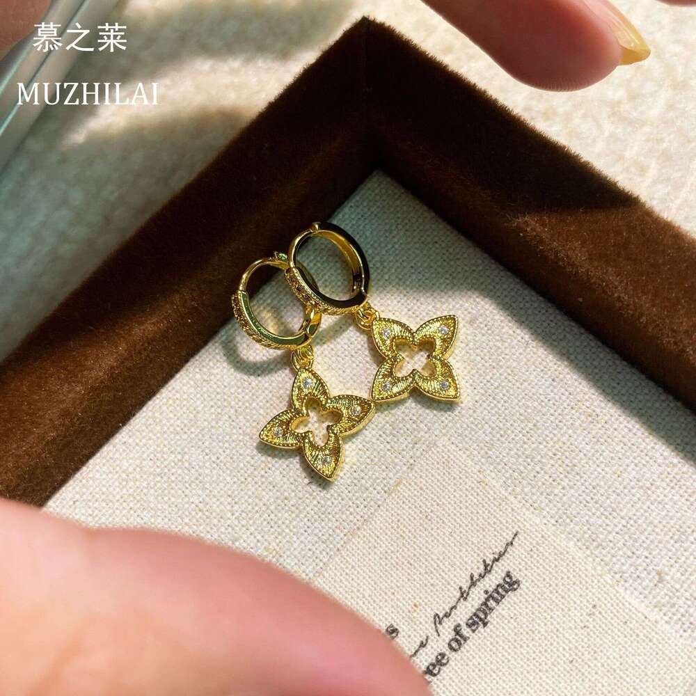 Vintage Style gold Brushed Hollow Four-Leaf Clover Earrings for Women with Inlaid Dias, Light , High-End Feel, Exquisite and Luxurious Ear Jewelry