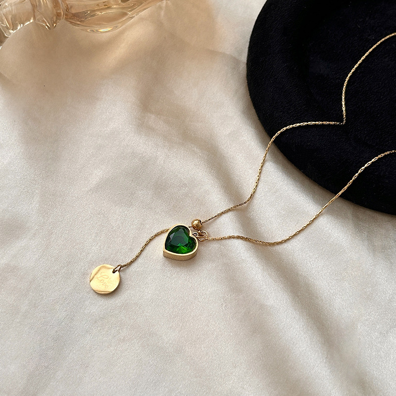 Light Niche Green Zircon Heart Pendant Titanium Steel Pull-out Necklace for Women High-end Design Sense Collarbone Chain Accessory