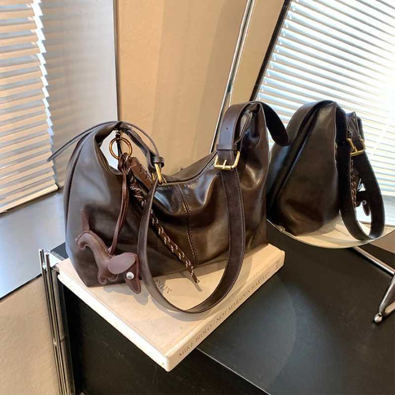 2025 New Retro Melad Color Series Womens Large Capacity Versatile Leisure Niche Single Shoulder Crossbody Bag Commuting DumplinXJ250918