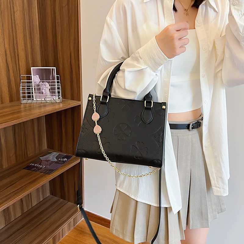 2025 Designer Bag Lightweight Fashionable Classic Womens Large Capacity Shopping Bag Crossbody Bag Single Shoulder BagXJ250918