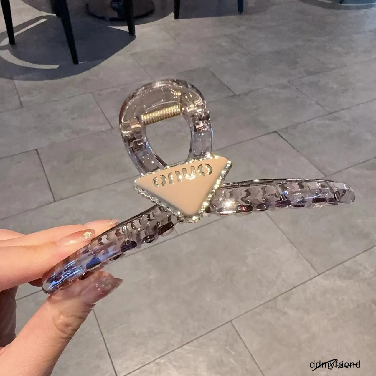 Lanjia- French Style Inverted Triangle Letter Jelly Color Claw Women Internet Celebrity High-End Back Of Head Shark Clip Hair Accessory 250711 E7be6 d