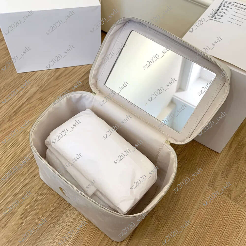 Designer storage bag Classic cosmetics beauty bag Cosmetic storage box Storage box toiletries bag Hair band Sleep facial mask Gift box