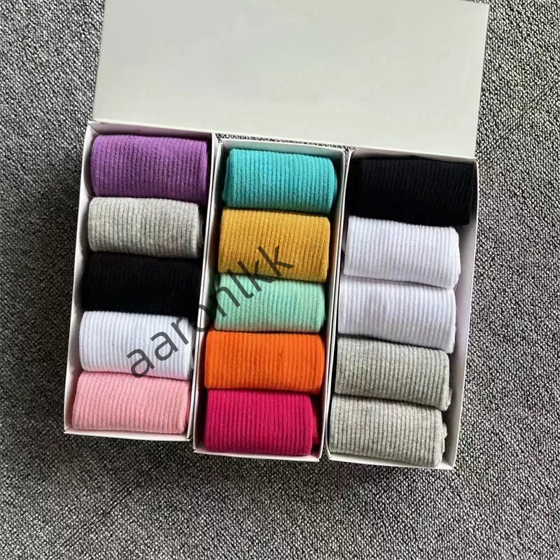 Designer mens Socks breathable women's cotton socks Five pairs per box letter breathable 100% Cotton Socks basketball and football multi-color sports socks Very Hot