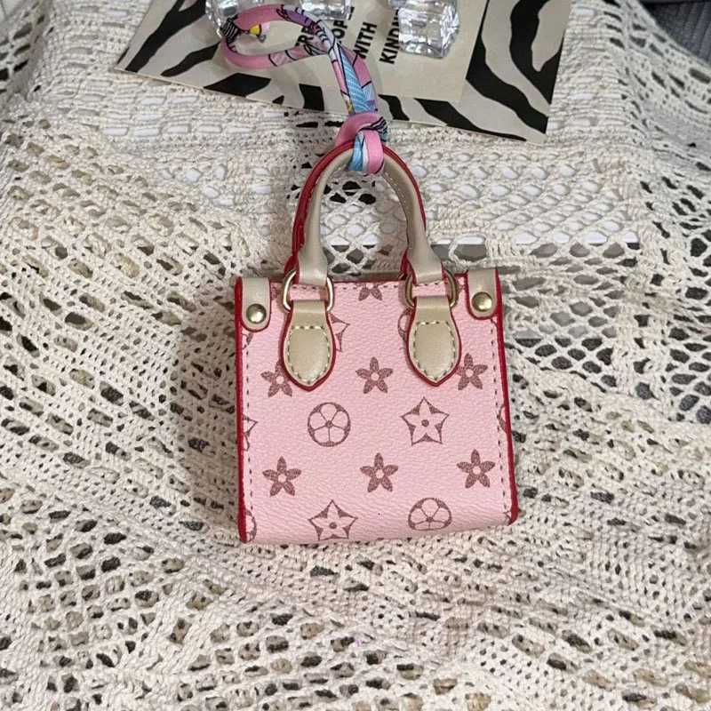 Headphone Bagoutdoor Change Lipstick Flower Shel Creative Trend Earphone Keychain Fashion Pendant Mini Bag Z250920