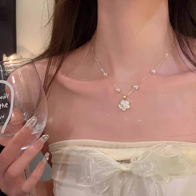 Designer Camellia Pearl Elegant Special Interest Light Fancy Clavicle Chain All Match Necklace for Women High Quality Textured Fashion Jewelry Gift