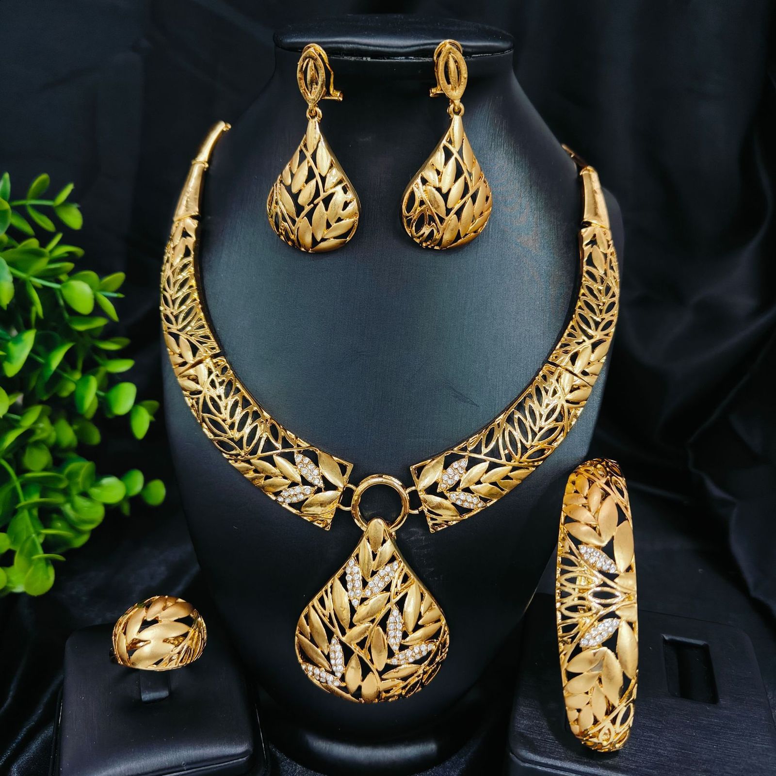 Elegant Bride Evening Dress Diamond Necklace Exaggerated Collarbone Chain Earrings Set Collection 241105