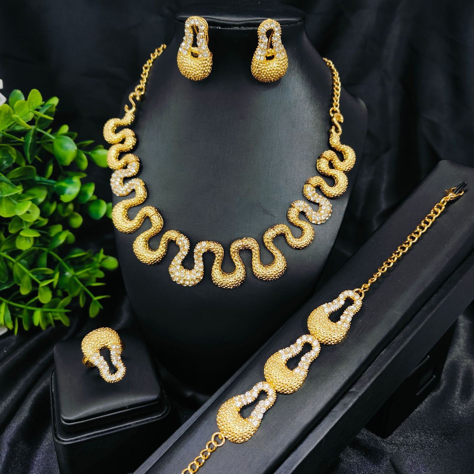 Elegant Bride Evening Dress Diamond Necklace Exaggerated Collarbone Chain Earrings Set Collection 241105