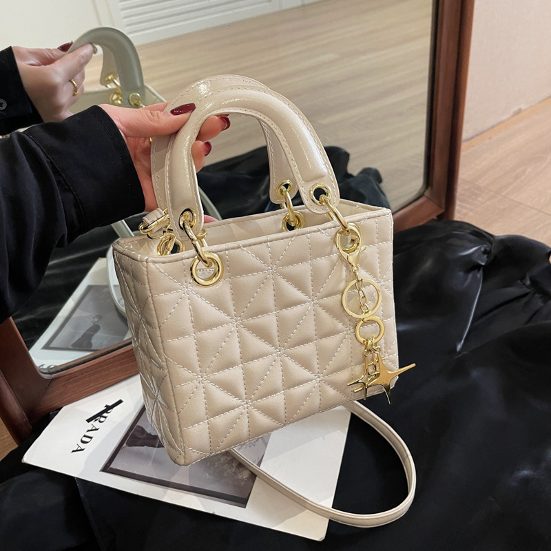 Free Shipping Designer Elegant Multifunctional Bag 2025 New Women's Bag Fashionable And Popular Social Crossbody Bag Fashionable Commuting Handbag