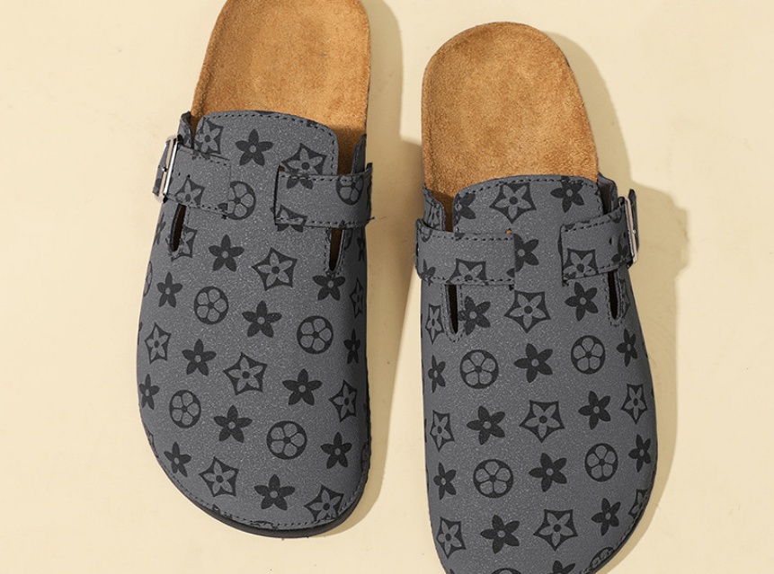 free shipping Summer half-slippers are fashionable comfortable versatile when worn outside One foot can wear the casual flip-flops with a head cover