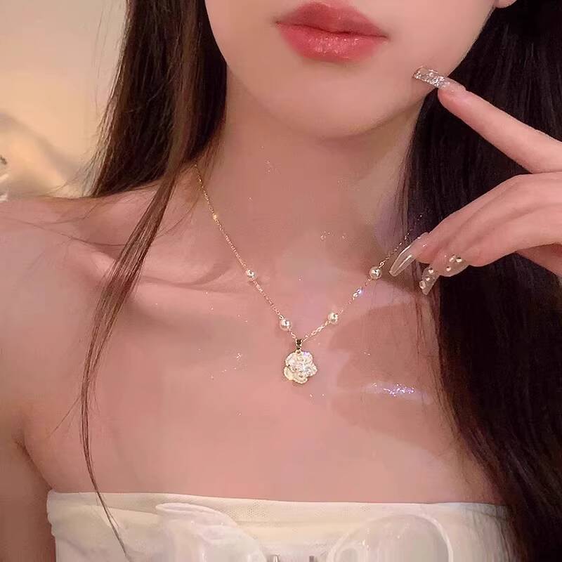 Designer Camellia Pearl Elegant Special Interest Light Fancy Clavicle Chain All Match Necklace for Women High Quality Textured Fashion Jewelry Gift