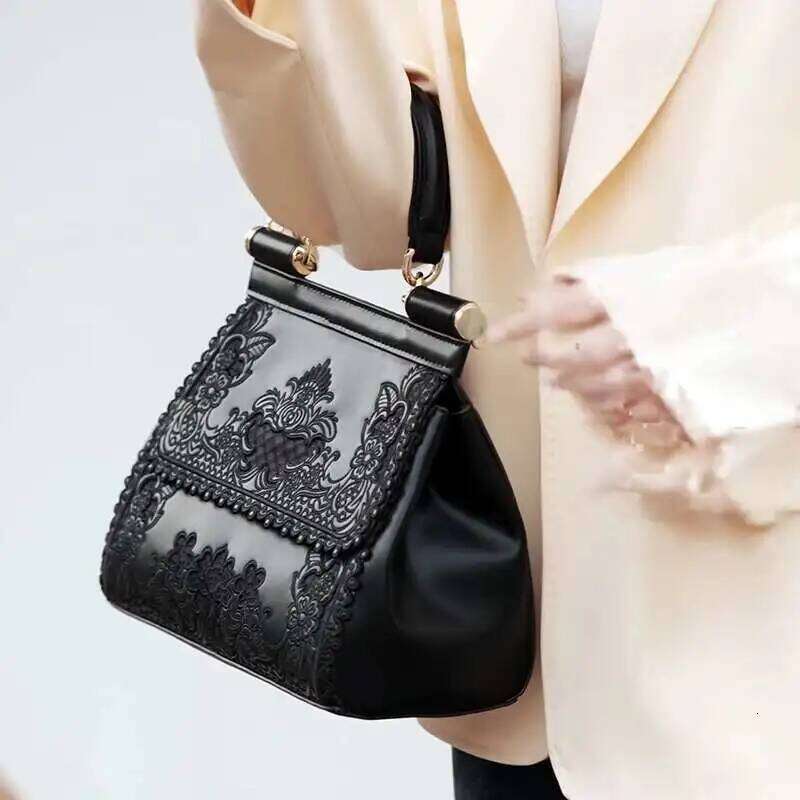 Designer Luxury VM FASHION KISS Women Frame Handbag Hollow Out Microfiber Messenger Bag Material High Quality Design Ruched Top Handle Bags