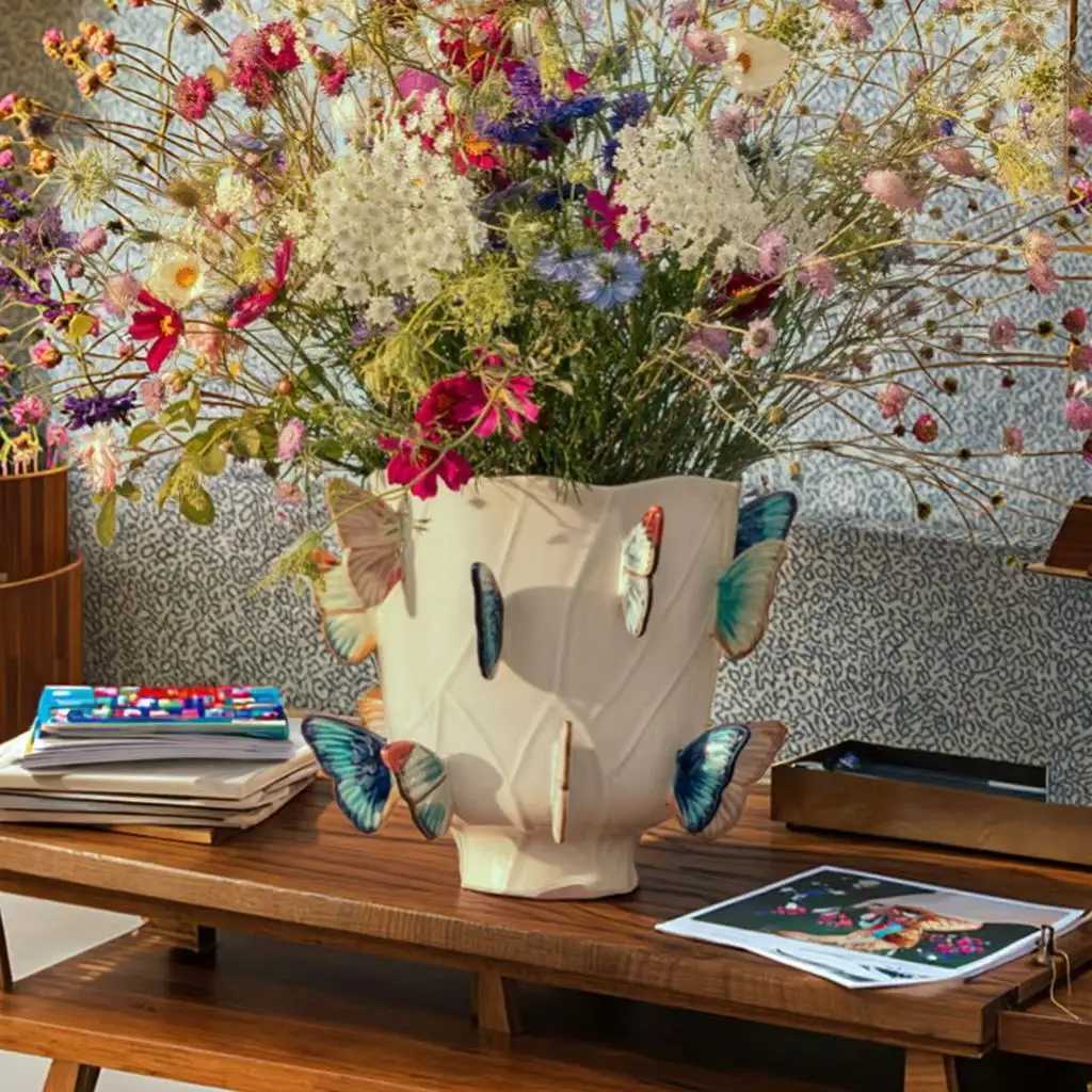 Nordic 3D Ceramic Leaf Butterfly Design Vase Minimalist Portuguese Bordallo Pinheiro Style Tabletop Flower Insert for Home Decor L250920