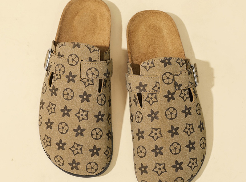 free shipping Summer half-slippers are fashionable comfortable versatile when worn outside One foot can wear the casual flip-flops with a head cover