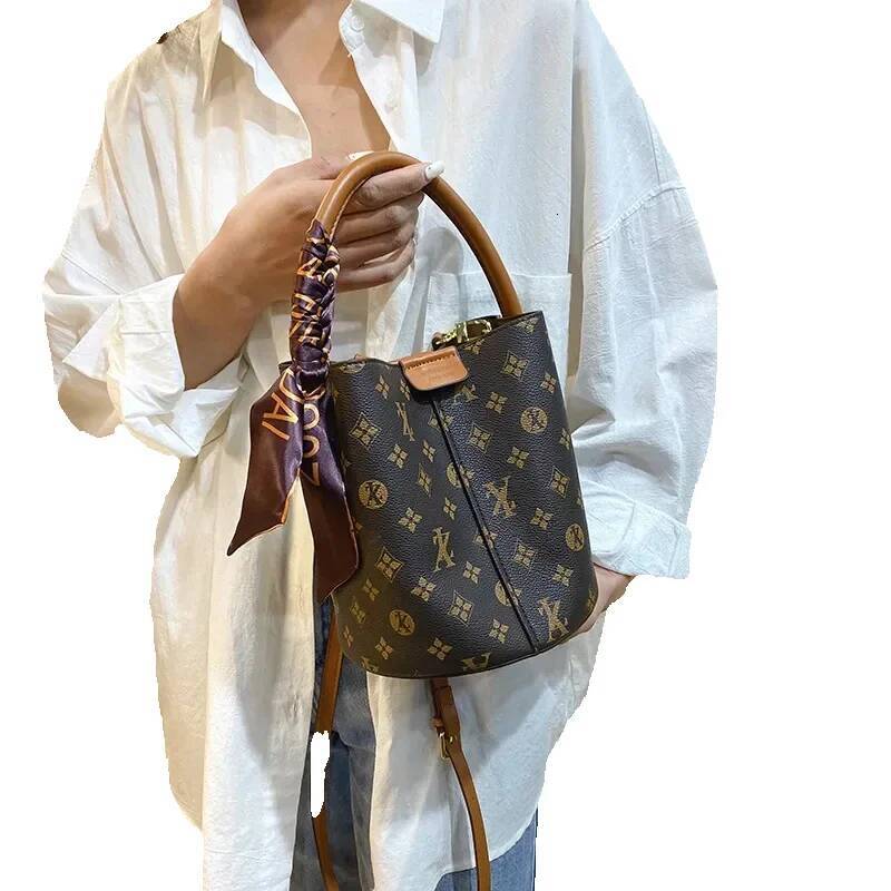 Luxury handbag designer bag bucket bag women's handbag new fashion printed bucket bag, with integrated shoulder crossbody bag 2025
