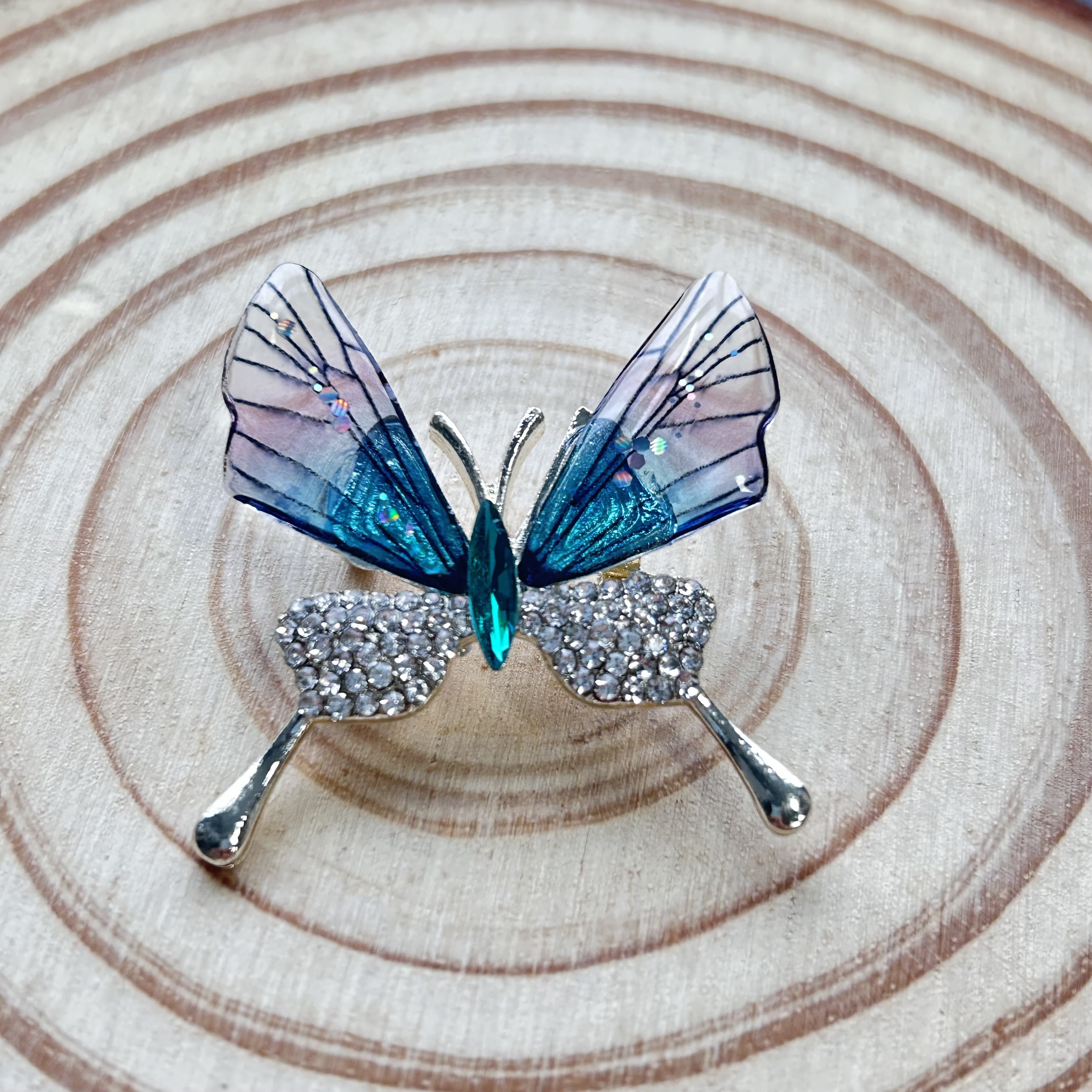 Épingles de chaîne de glass de glace de perle en cristal haut de gamme Broches pour femmes camélia fleur corsage de luxe Broche papillon pour fem