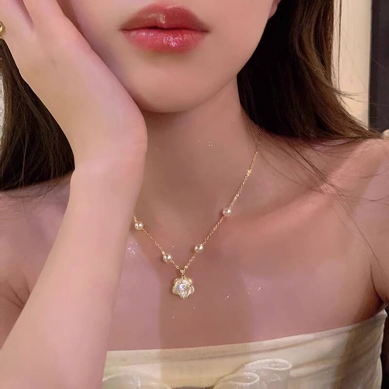 Designer Camellia Pearl Elegant Special Interest Light Fancy Clavicle Chain All Match Necklace for Women High Quality Textured Fashion Jewelry Gift