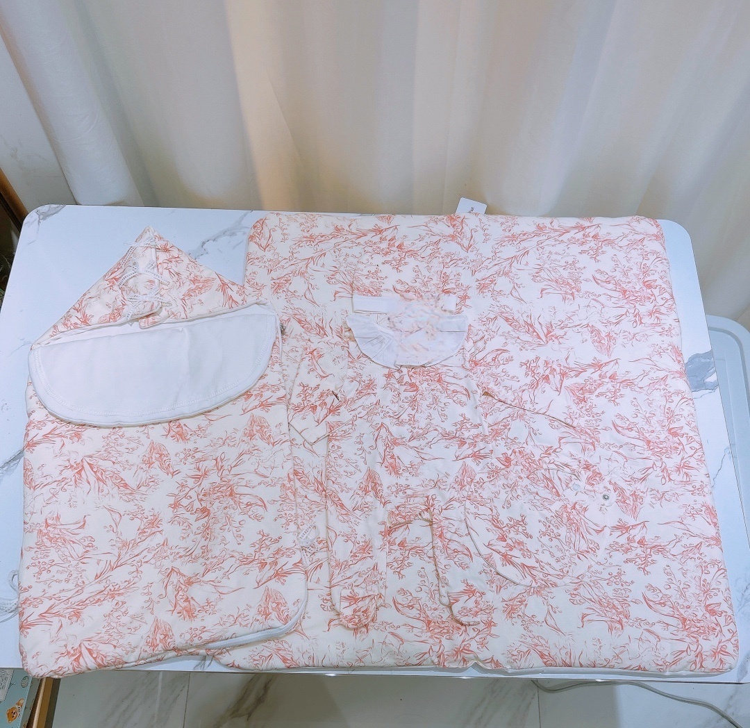 Designer Newborn pink printed Romper Suits luxury Baby girls cotton Sleeping bag Jumpsuit cotton Bedding Blankets Hat Bibs Diaper 5pcs Infant clothing gift S4771