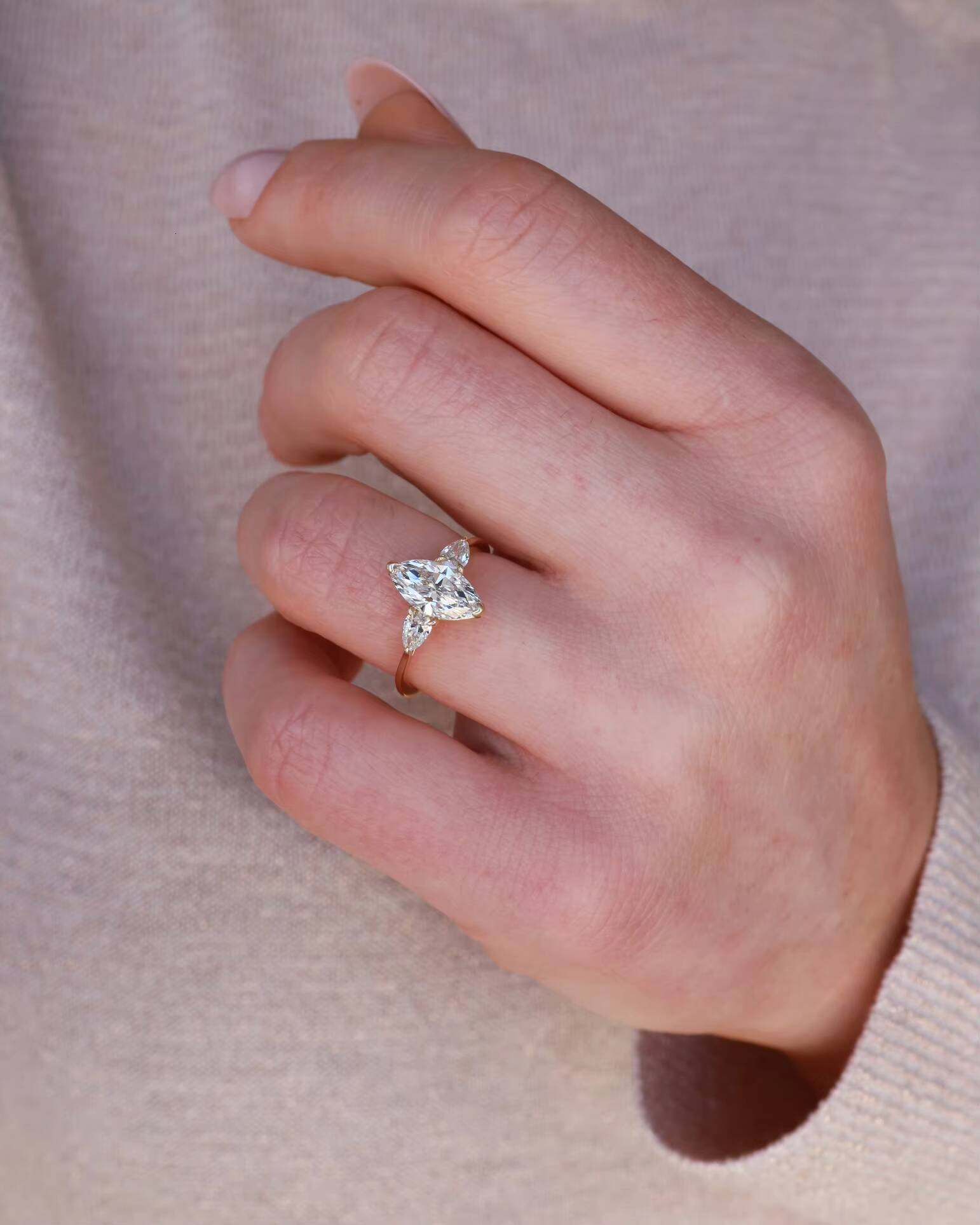 Wholesale IGI Certified HPHT CVD D VS1 1CT 18K Solid Gold Stone Oval Cut with Pear Diamond Trilogy Engagement Ring