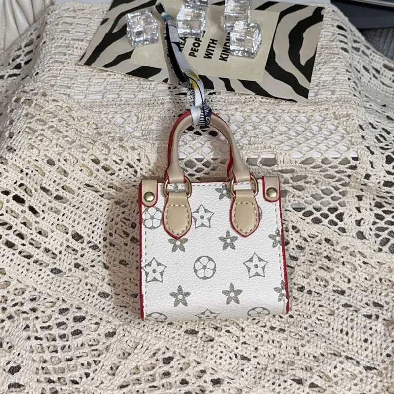 Headphone Bagoutdoor Change Lipstick Flower Shel Creative Trend Earphone Keychain Fashion Pendant Mini Bag Z250920