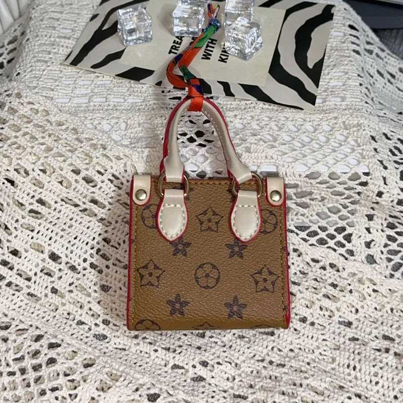 Headphone Bagoutdoor Change Lipstick Flower Shel Creative Trend Earphone Keychain Fashion Pendant Mini Bag Z250920