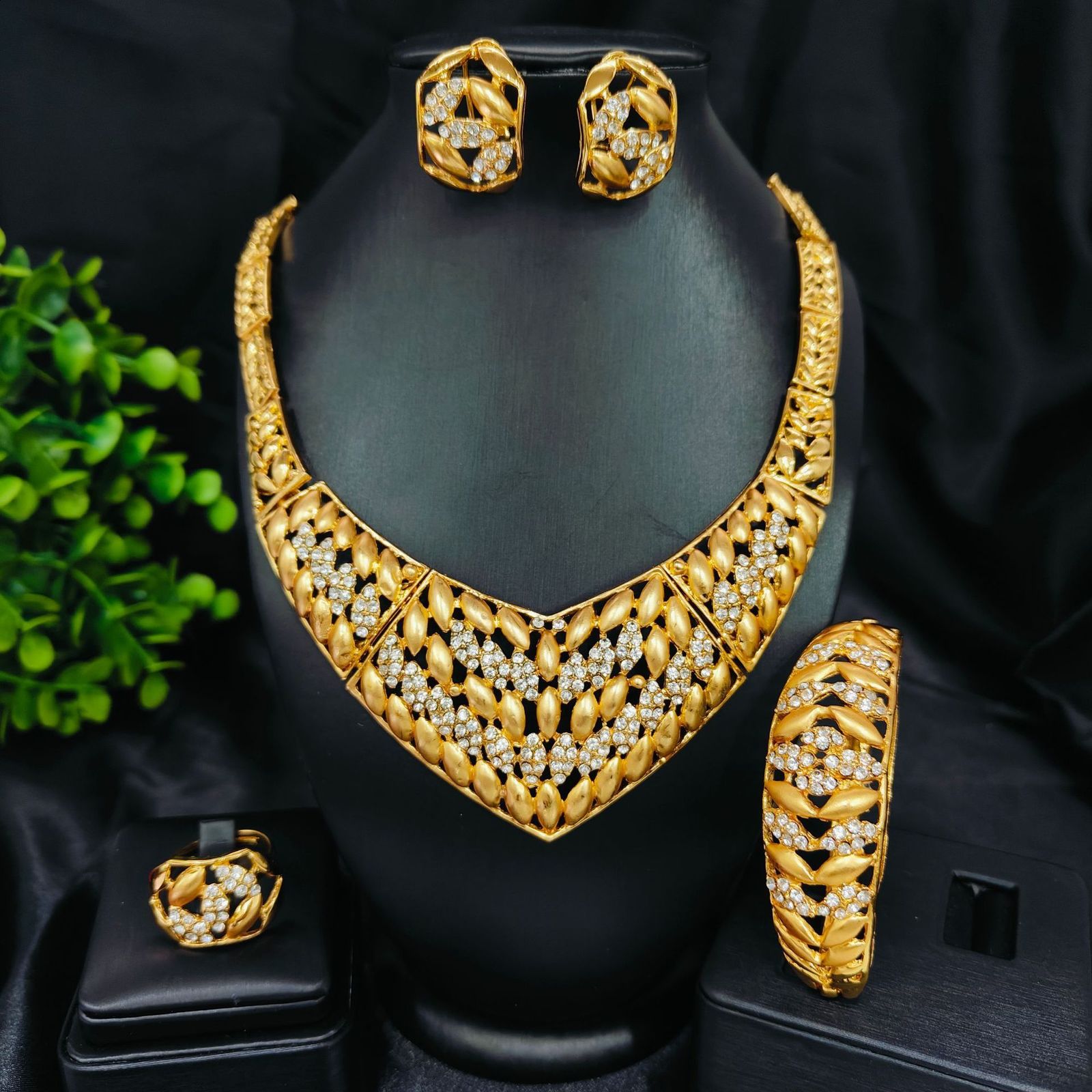 Elegant Bride Evening Dress Diamond Necklace Exaggerated Collarbone Chain Earrings Set Collection 241105