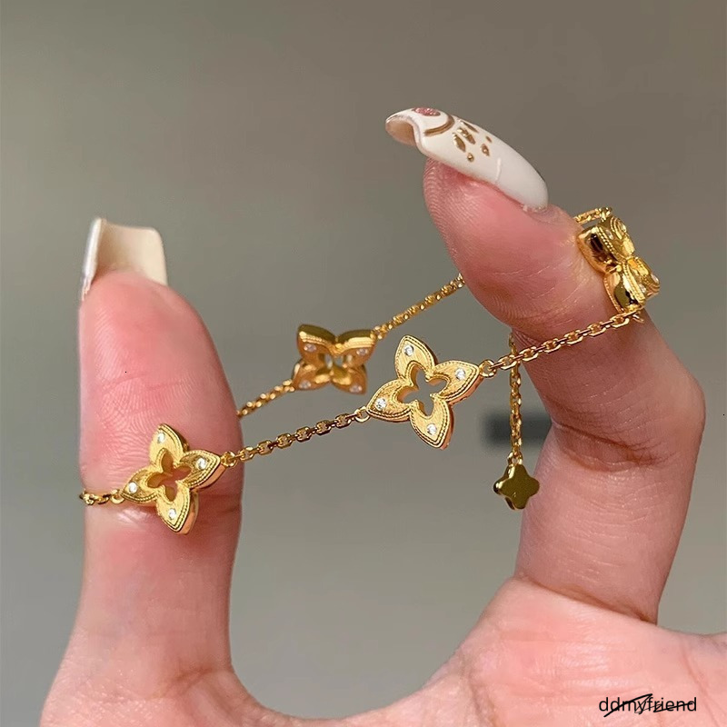 2025 New Retro Hollowed-Out Brushed Four-Leaf Clover Bracelet Designer Jewelry Wedding Ring Fashionable Elegant Simple And High-End Collarbone Chain d