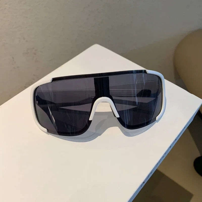 Trendy Sun Protection Outdoor Cycling Goggles Women Men UV Resistant Windproof Eyeglasses Skiing Mountaineering Eye Protector 250920