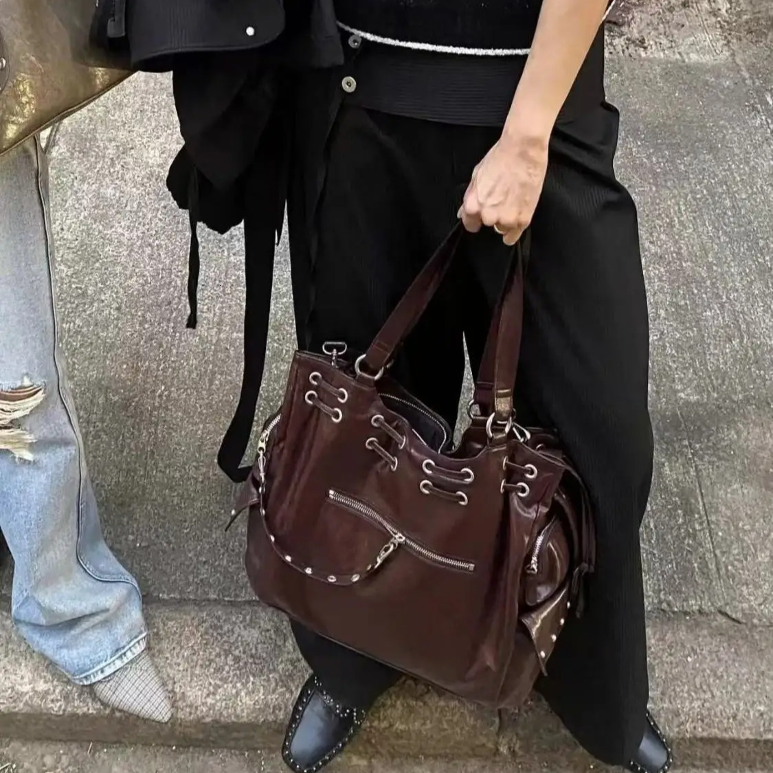 Retro Style Women s Shoulder Bag Fashionable Rivet Hot Girl Large Capacity Women s Crossbody Bag Autumn New design Designer Bag