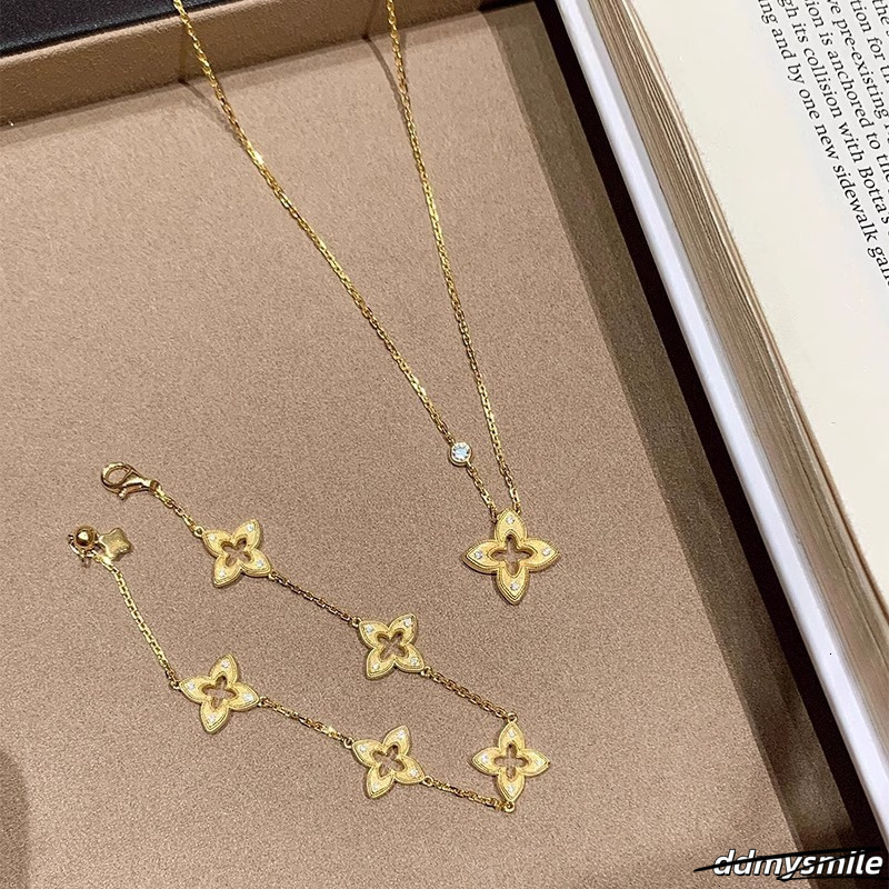 2025 New Retro Hollowed-Out Brushed Four-Leaf Clover Bracelet Designer Jewelry Wedding Ring Fashionable Elegant Simple And High-End Collarbone Chain d