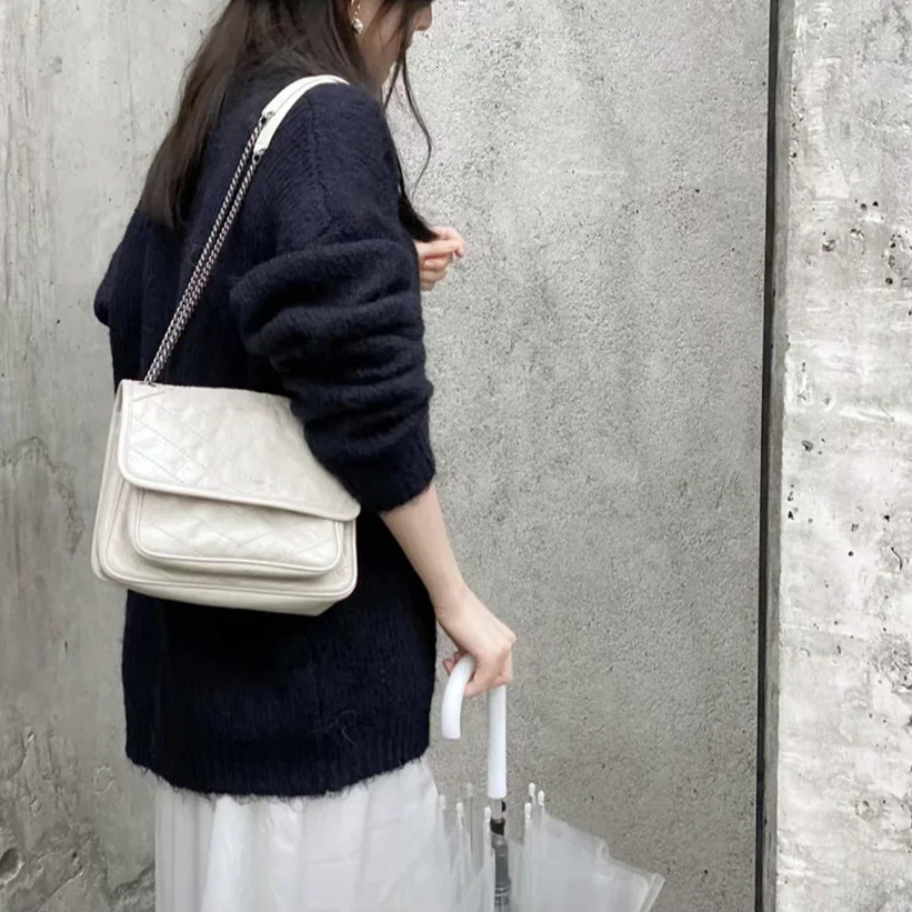 Fashion Leather Chain Bag Women s Handbag New Oil Wax Women s Shoulder Bag Autumn New Designer Bag design Versatile Commuting Bag