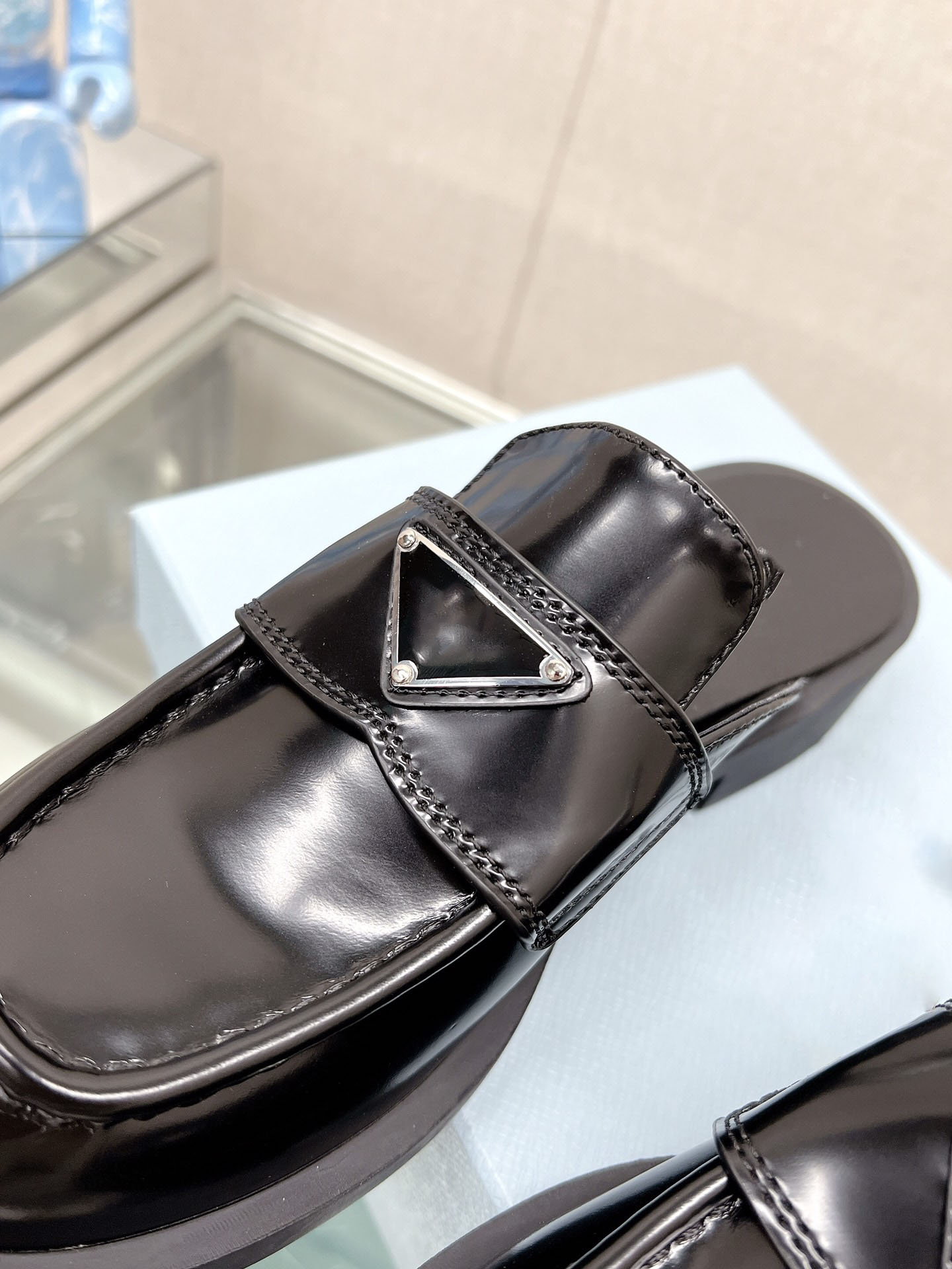 Top designer brand women's casual toe slippers, quality slippers and sandals, casual fashion, high-end women's shoes, triangle metal logo