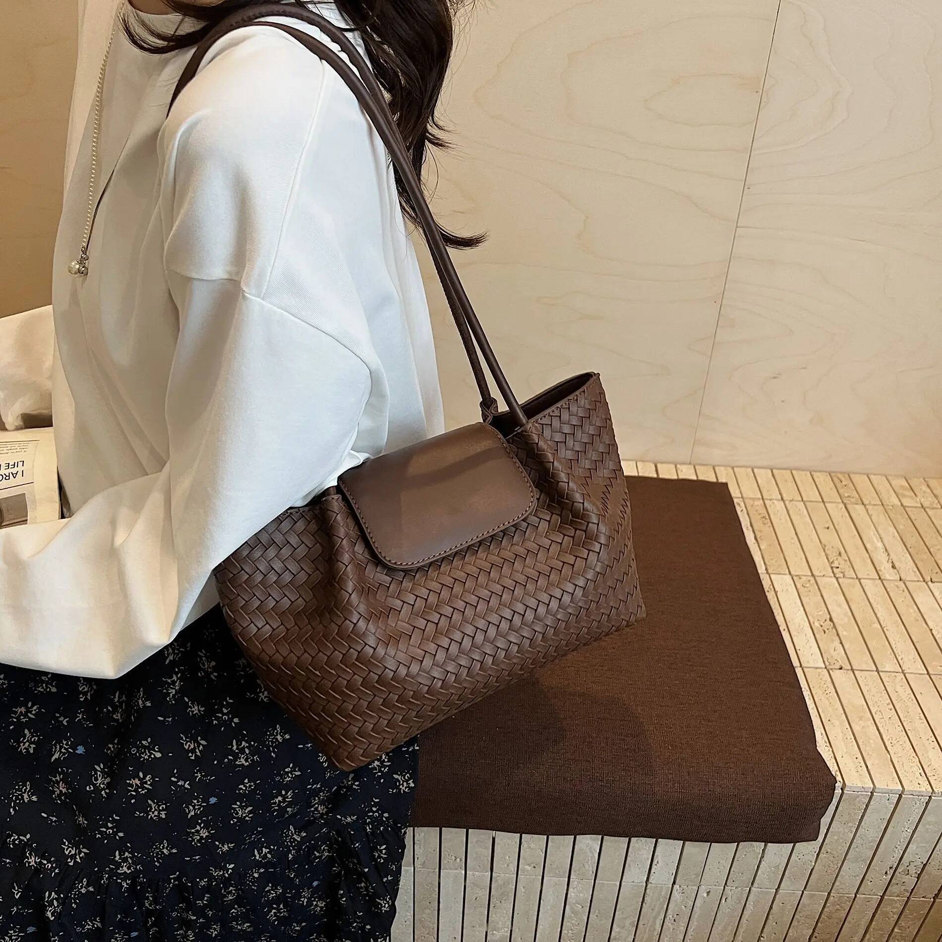 French Elegant Style Women s Shoulder Bag Temperament Woven Armpit Bag New design Simple Commuting Bag Autumn New Designer Bag