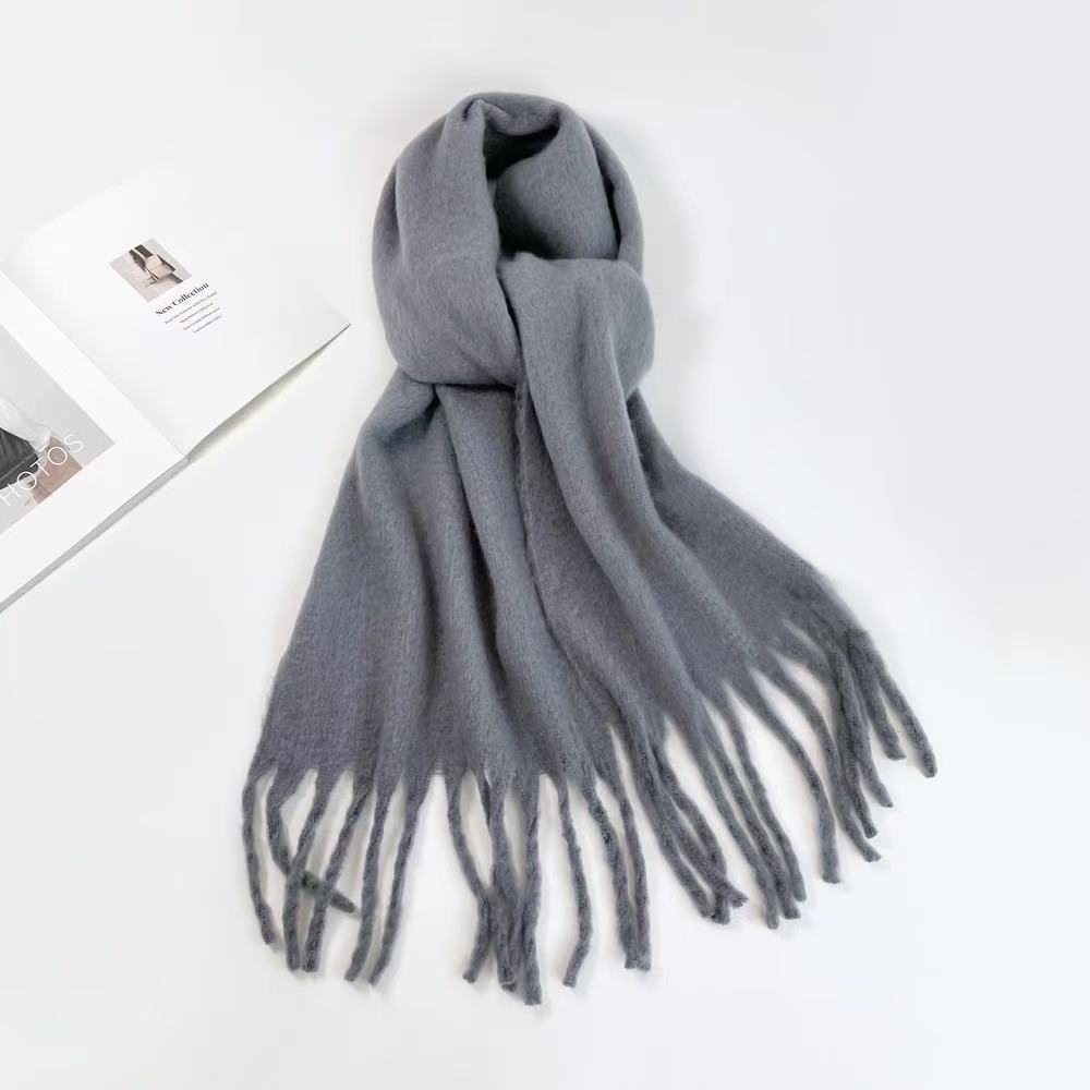 T1808 Scarf: Solid color, popular design, warm and versatile, perfect for winter wear.