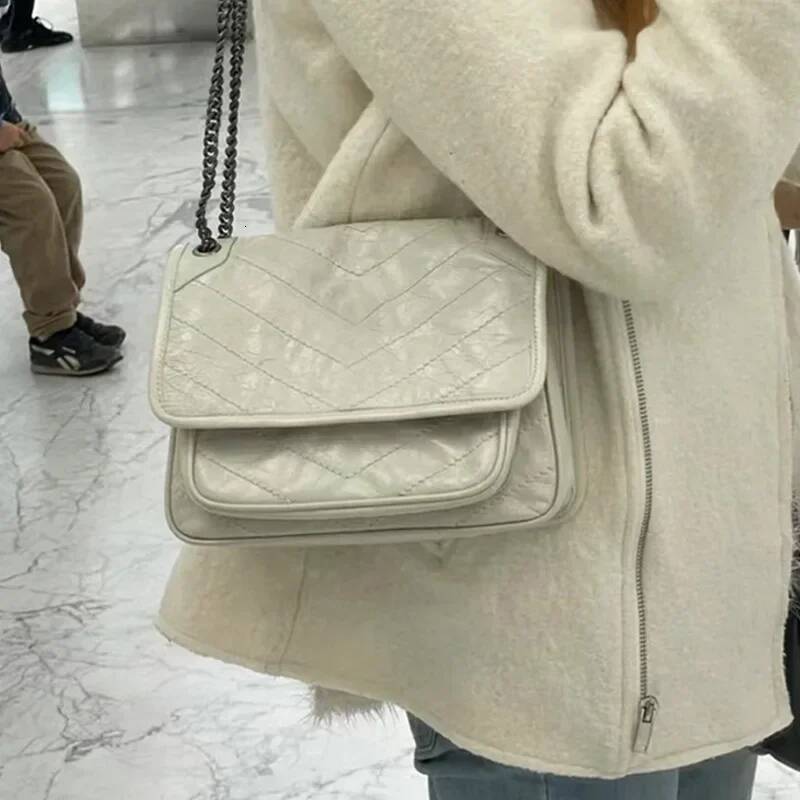 Fashion Leather Chain Bag Women s Handbag New Oil Wax Women s Shoulder Bag Autumn New Designer Bag design Versatile Commuting Bag