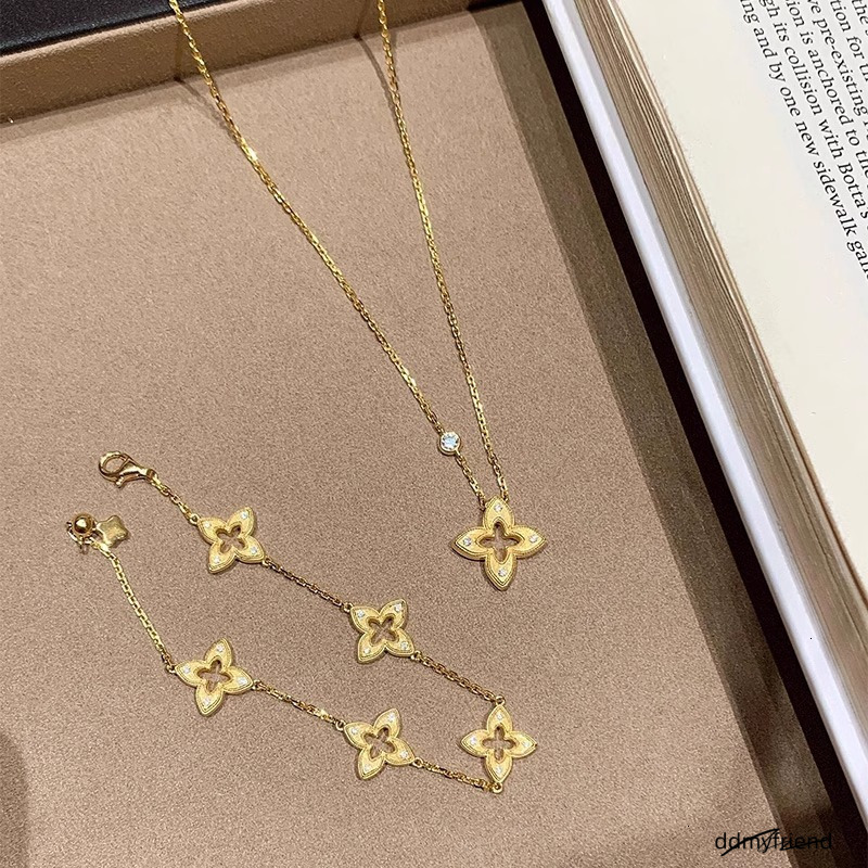 2025 New Retro Hollowed-Out Brushed Four-Leaf Clover Bracelet Designer Jewelry Wedding Ring Fashionable Elegant Simple And High-End Collarbone Chain d