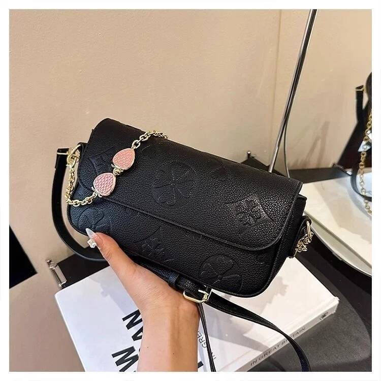 Chain Strap Women s Crossbody Bag Embossed Pattern Women s Shoulder Bag Light Luxury Style Women s design Handbag Autumn New Designer Bag