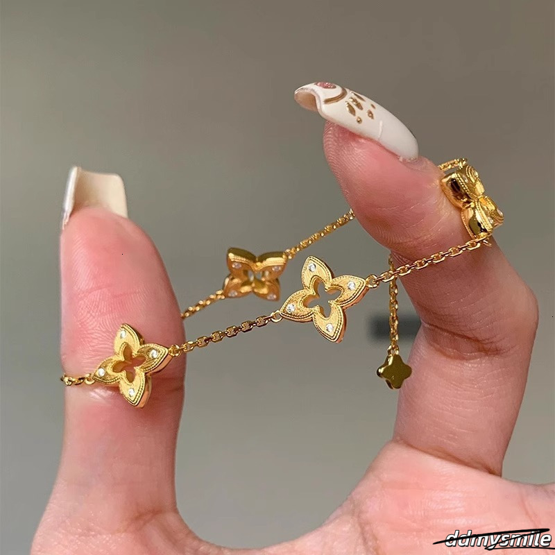 2025 New Retro Hollowed-Out Brushed Four-Leaf Clover Bracelet Designer Jewelry Wedding Ring Fashionable Elegant Simple And High-End Collarbone Chain d