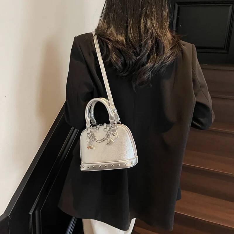 Retro Style Women s Crossbody Bag Minimalist Women design s Shoulder Bag Leather Fashionable Versatile Commuting Bag Autumn New Designer Bag